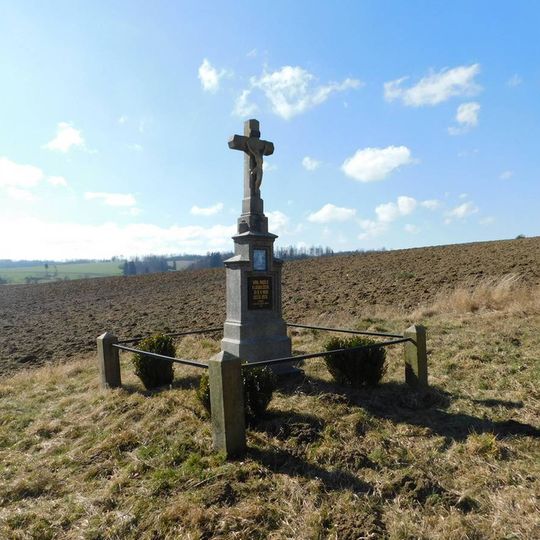 Kříž u cesty mezi Familií a Dolní Cerekví