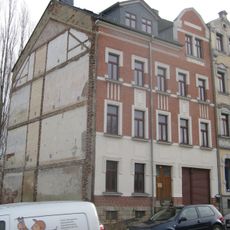 Mietshaus in ehemals geschlossener Bebauung mit Vorgarten Lützowstraße 13
