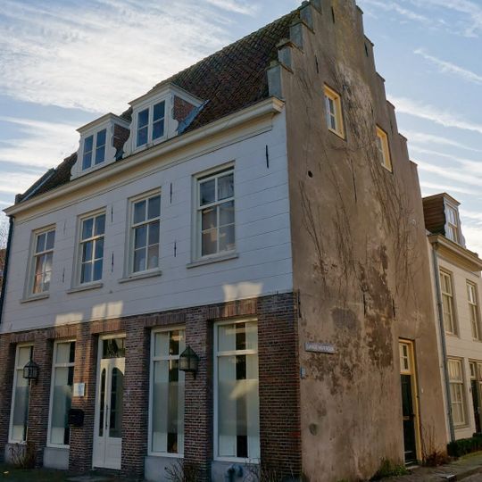 Pand met verdieping en rechts een hoge trapgevel, laat-middeleeuws