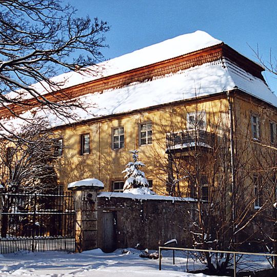 Einzeldenkmale der Sachgesamtheit Rittergut Langenhennersdorf: Herrenhaus über winkligem Grundriss, Wirtschaftsflügel, bestehend aus fünf Gebäuden sowie Toreinfahrt mit zwei Torpfeilern und Gitter Am Sportplatz