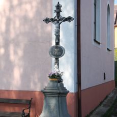 Kříž u kaple sv. Floriána v Ostojkovicích