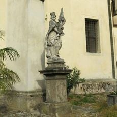 Socha svatého Václava vpravo za kostelem svatého Jiljí v Třeboni