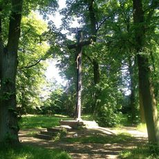 Kříž v Rokycanech u kostela Nejsvětější trojice