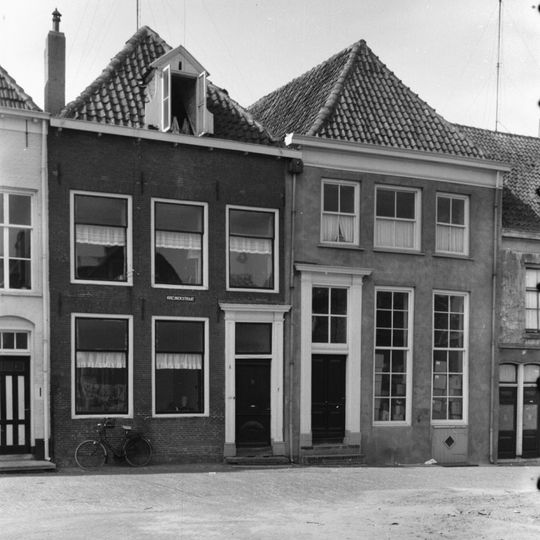 Pand met gevel onder moderne lijst