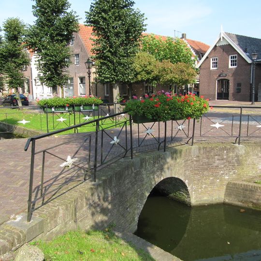 Brug tegenover Kerk