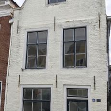 Pand onder zadeldak tegen topgevel