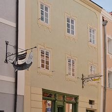 Wohnhaus mit Laden