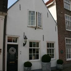 Pand met gepleisterde topgevel