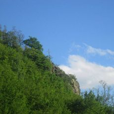 Kříž na skále nad řekou Berounkou u Nadryb