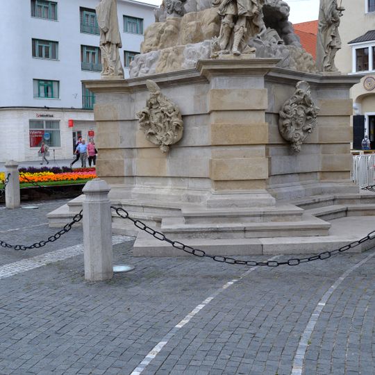 Trojičný stĺp, Trojička, podstavec