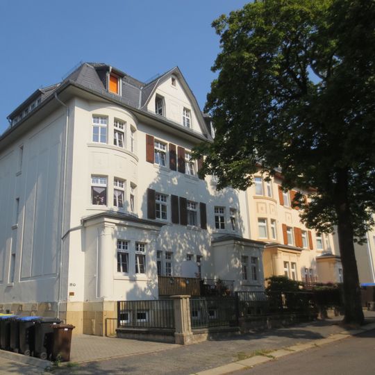Mietshaus in halboffener Bebauung mit Vorgarten und Einfriedung Terrassenstraße 17