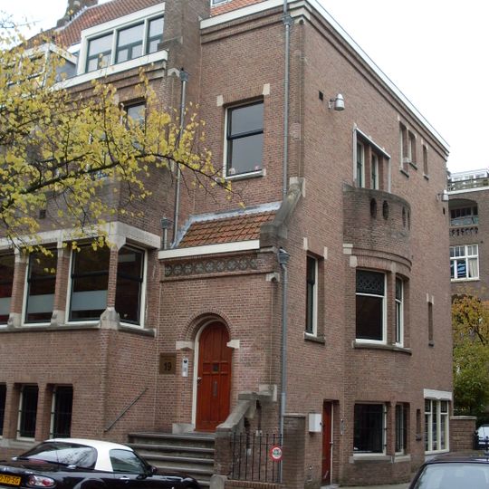 Rechter woonhuis van een reeks van drie geschakelde herenhuizen onder één kap