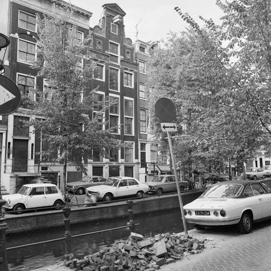 Pand met pilaster-halsgevel met tussen-trappen waarin oeils-de-boeuf