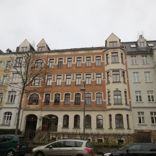 Mietshaus in geschlossener Bebauung mit Laden und Vorgarten Weststraße 113