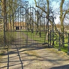 Ijzeren poorthek met ijzeren railing