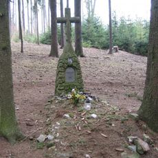 Pomník letce v lese severozápadně od Církvic