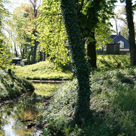 Terrein met daarin resten van een Laat-Middeleeuwse motteversterking.