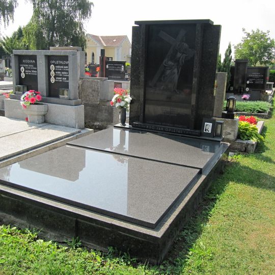 Pomník a hrob Jana Opletala