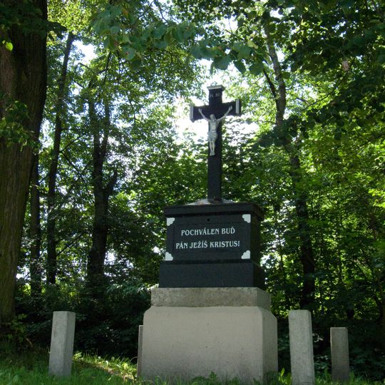 Kříž severně od Čakova na křižovatce