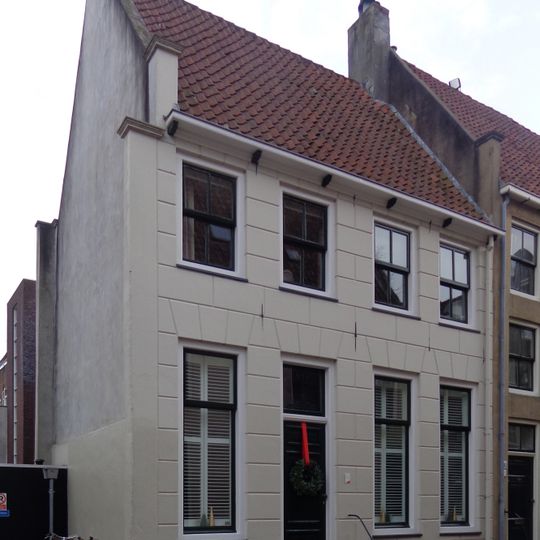 Huis met gepleisterde rechte gevel