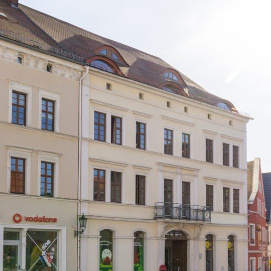 Wohnhaus , südlich angebautes Hofgebäude , südöstliches Hofgebäude und das Wohnhaus an der Teichpromenade im südöstlichen Bereich des Grundstücks Altstadt, Altmarkt 10a; 10b; 10c; 10d