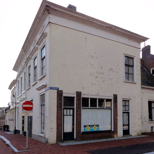 Zes traveeën breed bepleisterd pand met hoge verdieping onder laag schilddak