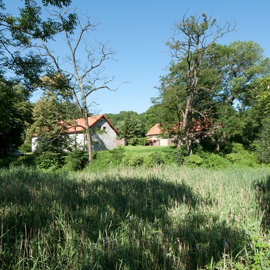 Relikty zamku z fosą