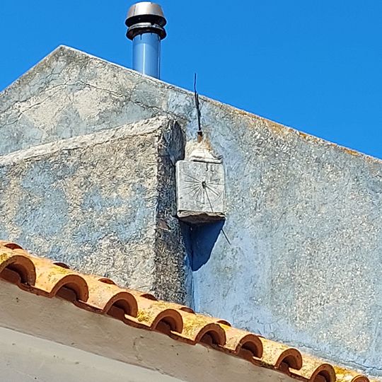 Casa com Relógio de Sol em Cela