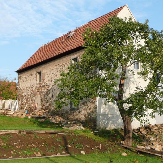 Wohnstallhaus und Seitengebäude eines Bauernhofes Dammweg 27