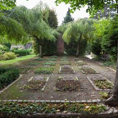 Kapelle, Gefallenendenkmal mit umliegenden Soldatengräbern und Grabstellen Röhrsdorfer Straße