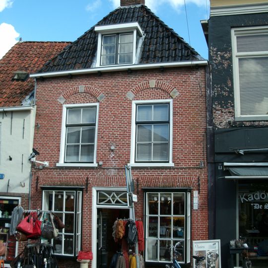 Pand onder zadeldak met voorschild