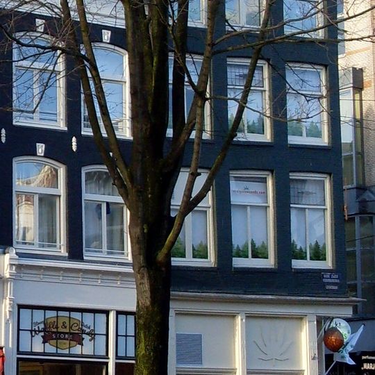 Hoekhuis met gevel onder rechte lijst