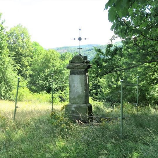 Kříž u polní cesty východně od zříceniny hradu Vrabinec