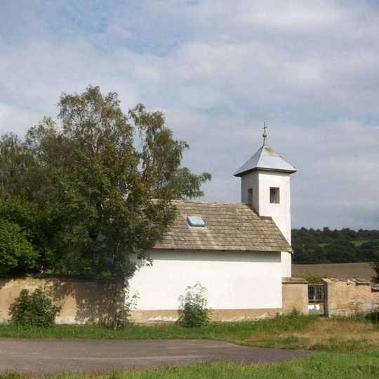 Hřbitovní kaple východně od Klučenic