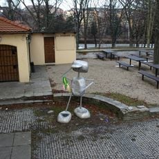 Kovová plastika u centra Kaštan na Břevnově