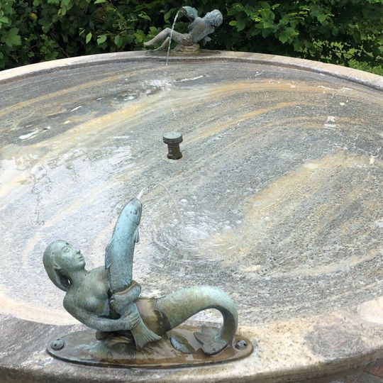 Brunnen mit Mädchen & Fisch