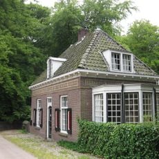 Dienstwoning, deel uitmakend van het complex "Melkerij Hofstede Oud-Bussem"