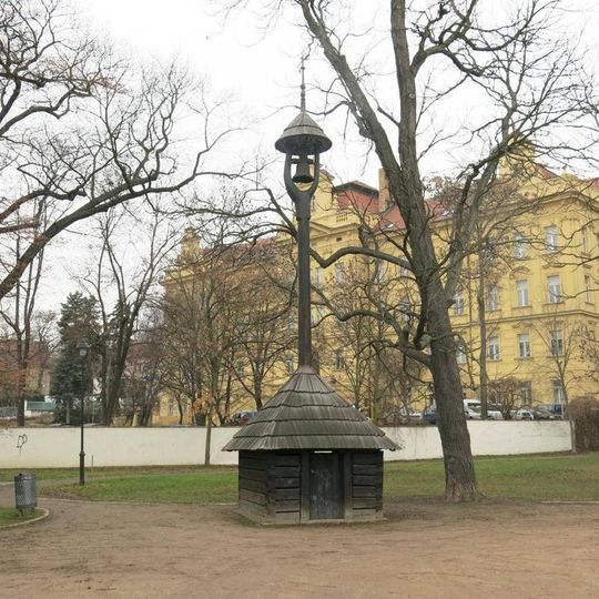 Zvonička u letohrádku Kinských v zahradě Kinských