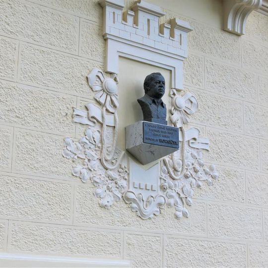 Pamětní deska s bustou Miroslava Horníčka na domě Chopinova 393/6 v Mariánských Lázních