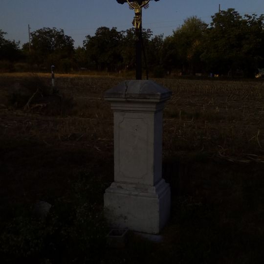 Kříž v ulici V Aleji v Holáskách