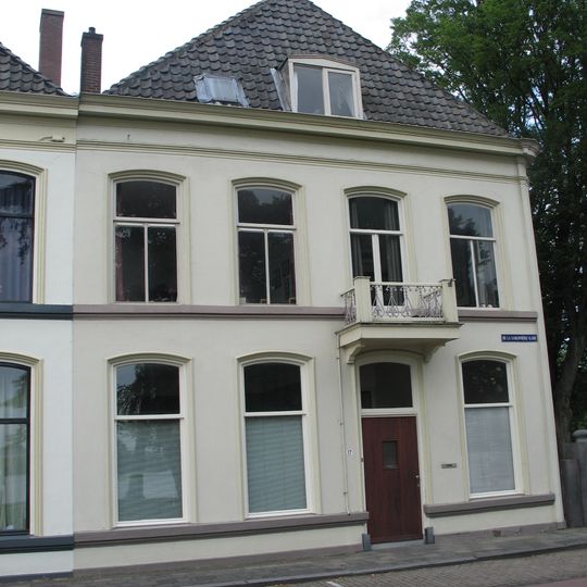 Pand met gepleisterde lijstgevel en schilddak