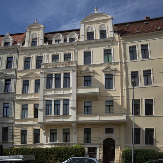 Wohnhaus in nach links geschlossener Bebauung mit Vorgarten Zittauer Straße 4