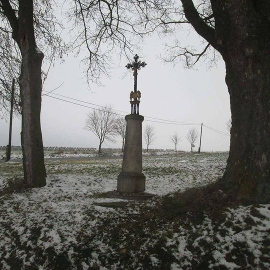 Kříž západně od Ostromeče mezi stromy