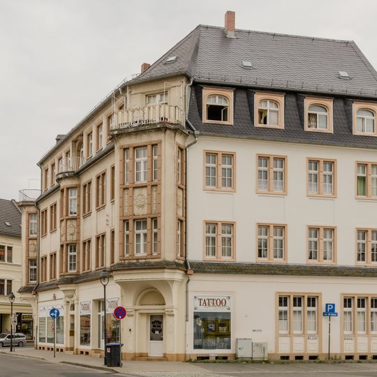 Wohnhaus mit Ladenfront in geschlossener Bebauung Rudolf-Breitscheid-Straße 1