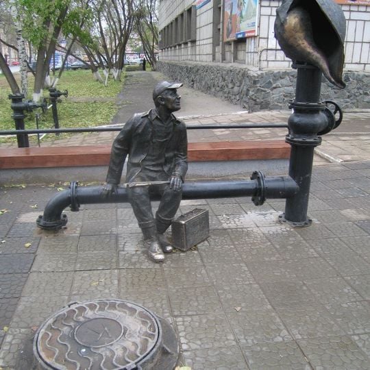 Памятник водопроводчику