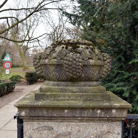 Schmuckkörbe an den Eingängen zum Schustehruspark