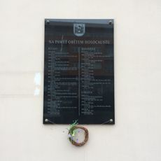 Pamětní deska obětem holocaustu na Masarykově náměstí v Říčanech