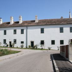 Ehem. Edelhof mit ehem. Badhaus