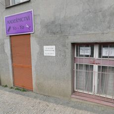 Pamětní deska neznámému bojovníkovi vpravo od vchodu domu Seifertova 571/5 na Žižkově