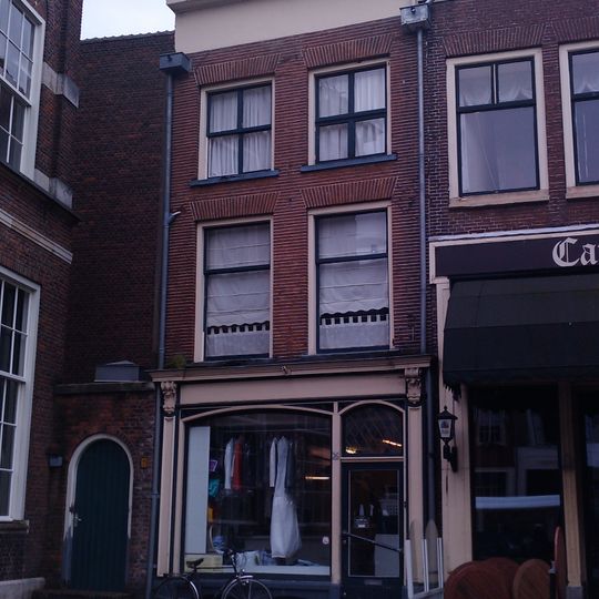 Pand met lijstgevel met in de bovenverdieping de oorspronkelijke schuiframen